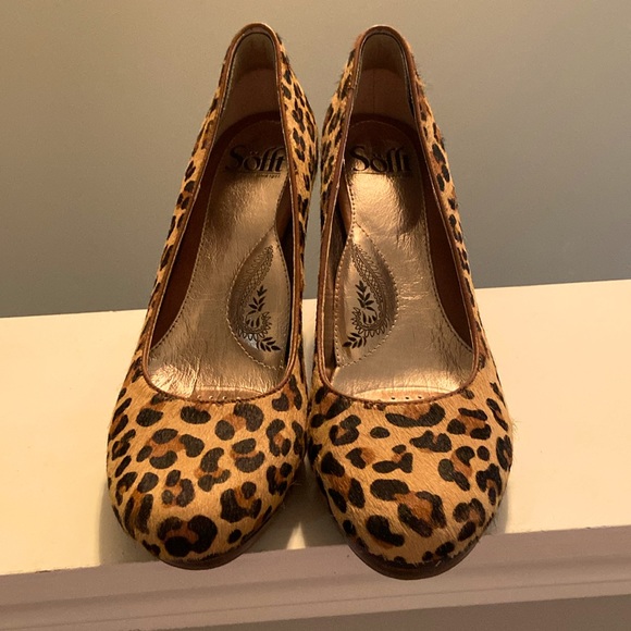 Hot Pair of Leopard Print Broadway Pumps by Sofft - Picture 2 of 10